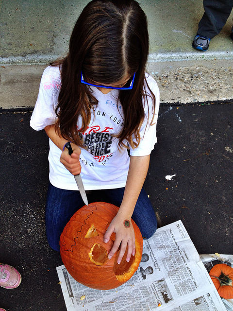 Tween carving pumpkins