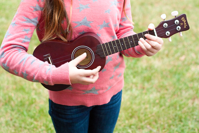 Elena and her ukulele3